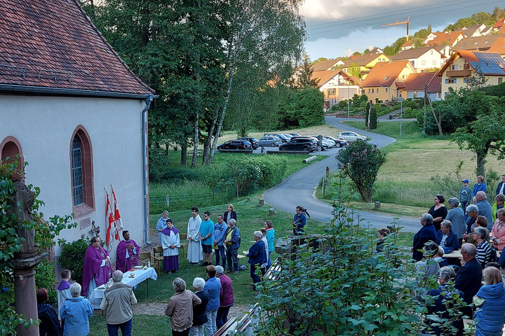 Messfeier vor der Kapelle Amorsbrunn